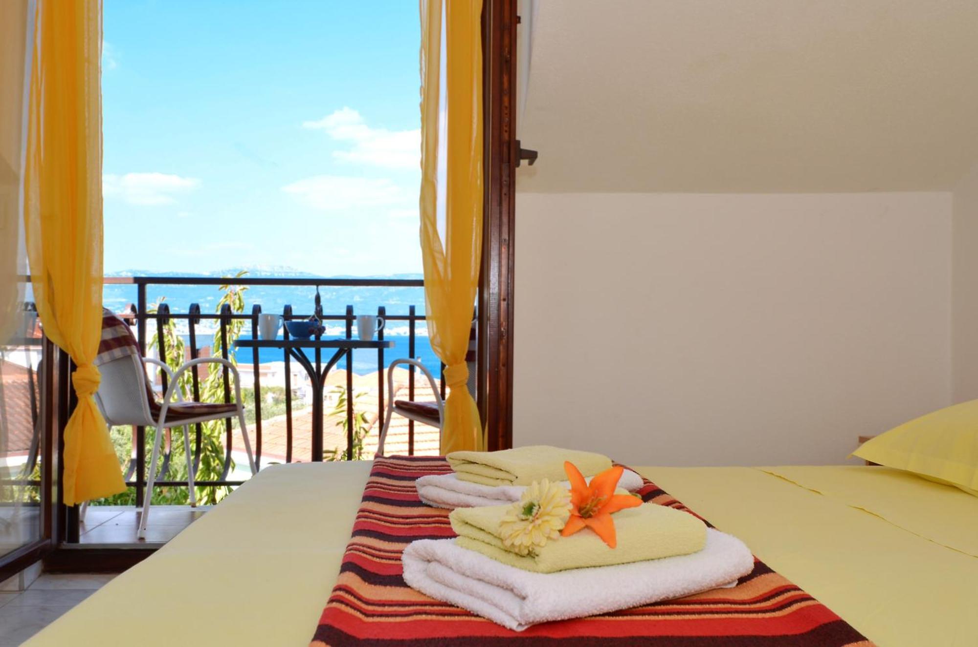 Apartments By The Sea Slatine, Ciovo - 12176 Rom bilde