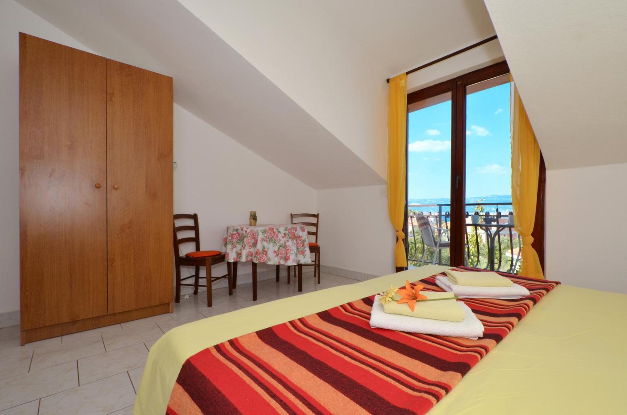 Apartments By The Sea Slatine, Ciovo - 12176 Rom bilde